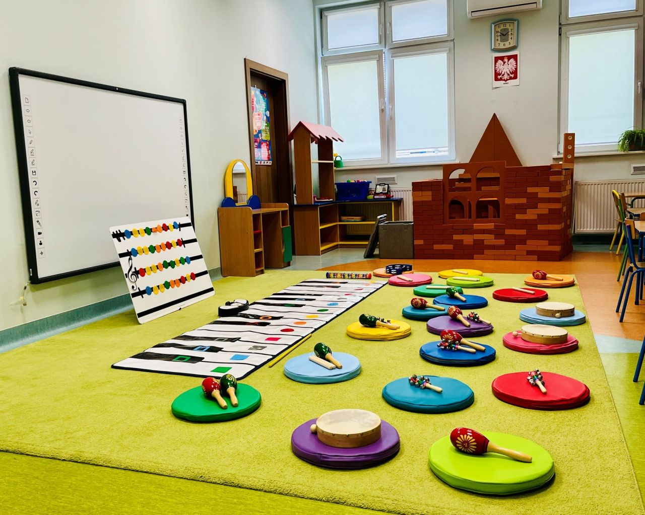Sala edukacyjna z nowoczesnym wyposażeniem